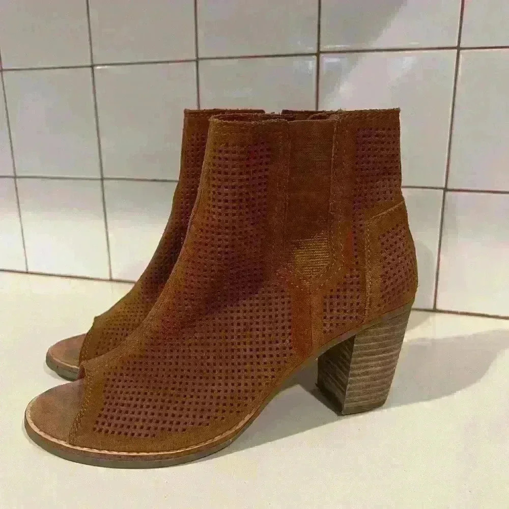 Tom’s Brown perforated Majorca tan suede peep toe Bootie- Size 6.5- EUC